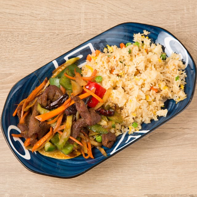 Mongolian Beef Over Rice 蒙古牛盖饭.